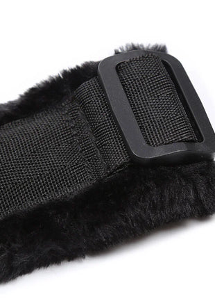 Schwarzer faux-fell gefütterter utility gürtel mit schwarzer kunststoff schnalle von ohmama fetish