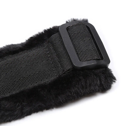 Schwarzer faux-fell gefütterter utility gürtel mit schwarzer kunststoff schnalle von ohmama fetish