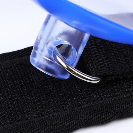 Ohmama fetish handgelenkfessel mit saugnapf blaue transparente plastikklammer und silberner metallring an schwarzem meshstoff