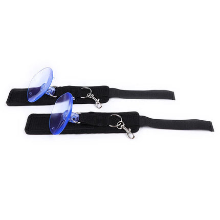 Schwarze ohmama fetish handgelenkfessel mit blauen saugnäpfen und silbernen metallverschlüssen aus materialmix