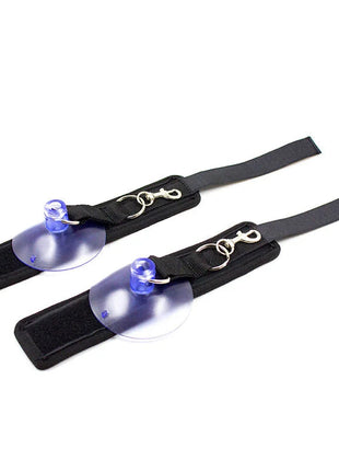 Ohmama fetish handgelenkfessel mit schwarzen armbändern, transparenten blauen saugnäpfen und silbernen metallverschlüssen