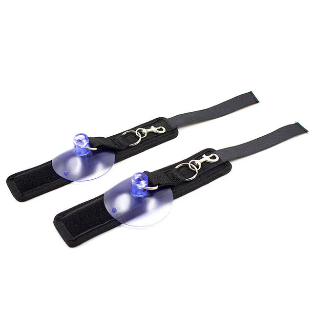 Ohmama fetish handgelenkfessel mit schwarzen armbändern, transparenten blauen saugnäpfen und silbernen metallverschlüssen