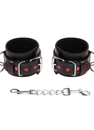 Ohmama fetish handschellen aus schwarzem leder mit roten herzeinlagen und silbernen metallschnallen und ringen
