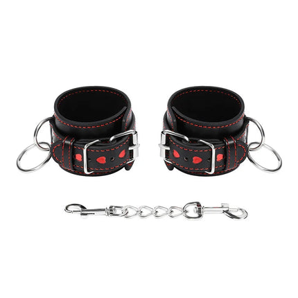Ohmama fetish handschellen aus schwarzem leder mit roten herzeinlagen und silbernen metallschnallen und ringen