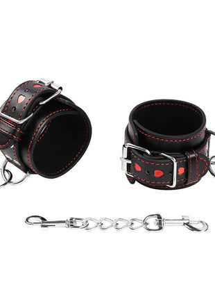 Ohmama fetish handschellen aus schwarzem leder mit roten nähten herzförmigen aussparungen und silberner kette