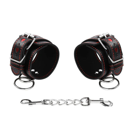 Ohmama fetish handschellen mit herzeinlagen aus schwarzem leder mit roter naht und silberner kette