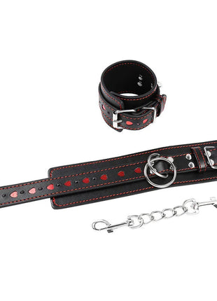 Schwarzes ohmama fetish handschellen- und fußfesselnset aus leder mit roten herzeinlagen und silberner hardware