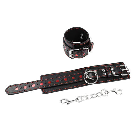 Schwarzes ohmama fetish handschellen- und fußfesselnset aus leder mit roten herzeinlagen und silberner hardware