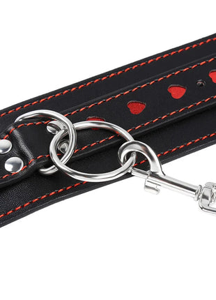 Ohmama fetish schwarzes lederhandschellen mit herzförmigen ausschnitten, roten nähten und silberfarbenen metallteilen