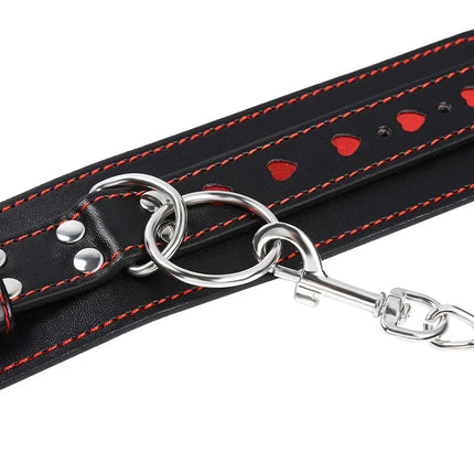 Ohmama fetish schwarzes lederhandschellen mit herzförmigen ausschnitten, roten nähten und silberfarbenen metallteilen