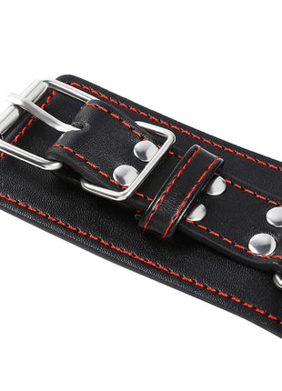 Schwarzes lederhalsband mit roten nähten und silbernen metallschnallen und ring von ohmama fetish handschellen mit herzeinlagen
