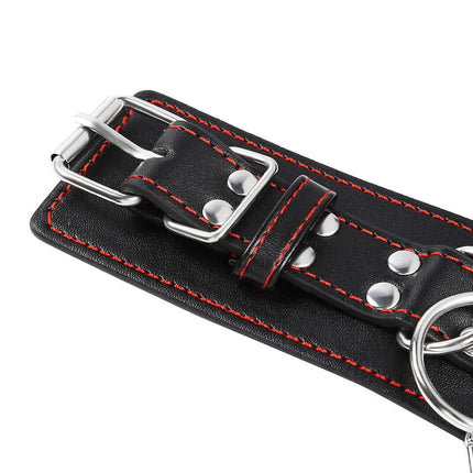 Schwarzes lederhalsband mit roten nähten und silbernen metallschnallen und ring von ohmama fetish handschellen mit herzeinlagen