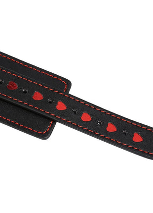 Ohmama fetish schwarzes leder handschellen mit roten herzformen und kontrastierenden orangen nähte