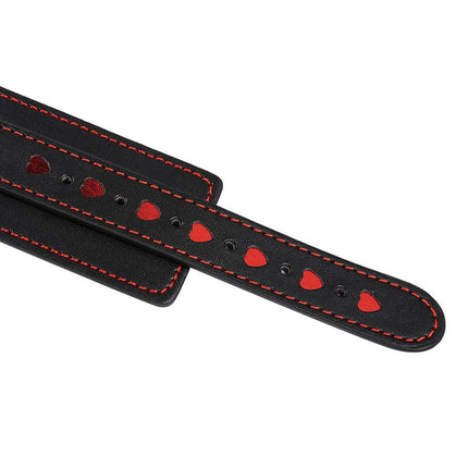 Ohmama fetish schwarzes leder handschellen mit roten herzformen und kontrastierenden orangen nähte