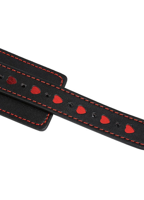 Ohmama fetish schwarzes leder handschellen mit roten herzformen und kontrastierenden orangen nähte