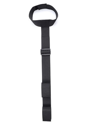 Schwarzer nylon-suspensionsgurt mit schnalle und schlaufe im ohmama fetish handschellen und nylonkkragen set