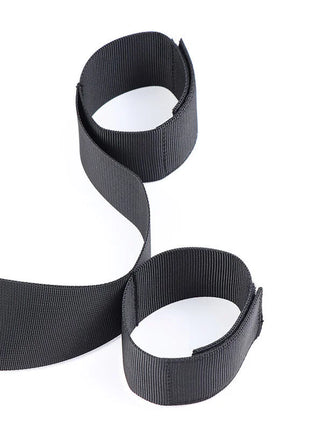 Schwarzer nylongurt mit schlaufen design aus dem ohmama fetish handschellen und nylonkragen set