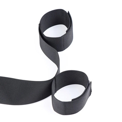 Schwarzer nylongurt mit schlaufen design aus dem ohmama fetish handschellen und nylonkragen set