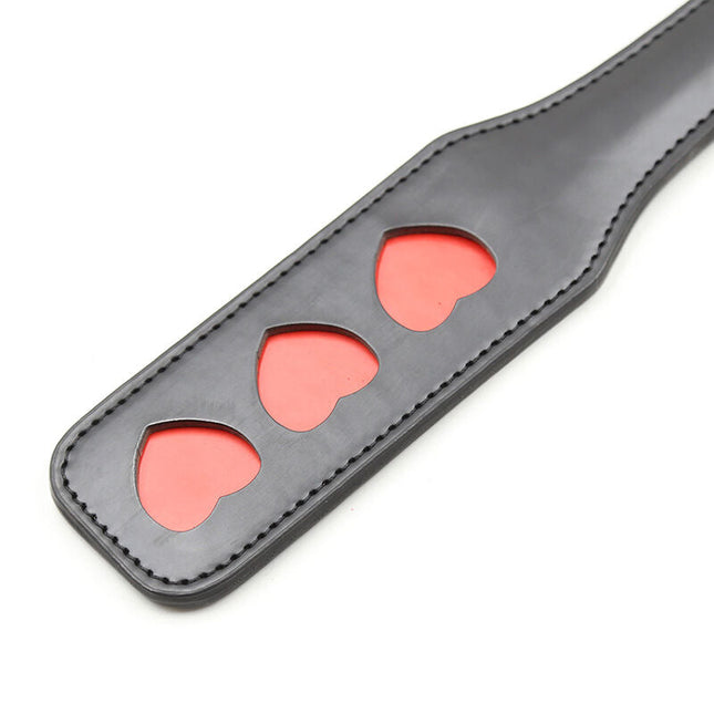 Ohmama fetish schwarzen lederpaddel mit drei roten herzförmigen ausschnitten für bondage spiel