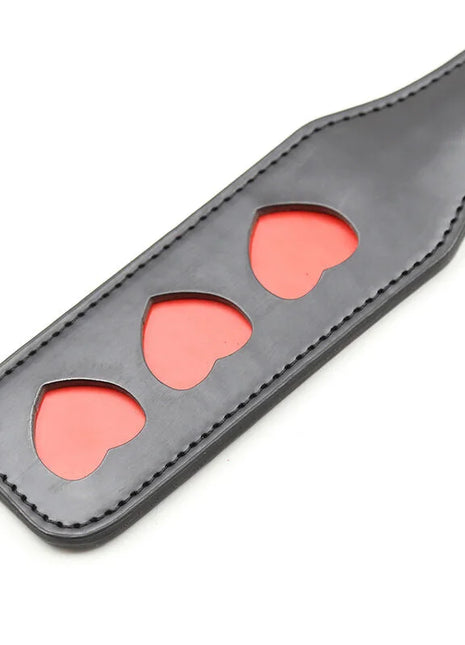 Ohmama fetish schwarzen lederpaddel mit drei roten herzförmigen ausschnitten für bondage spiel