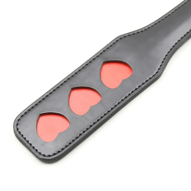 Ohmama fetish schwarzen lederpaddel mit drei roten herzförmigen ausschnitten für bondage spiel