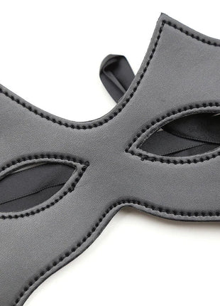 Eine schwarze katzenmaske aus leder mit sichtbaren nähte und augenausschnitten von ohmama fetish
