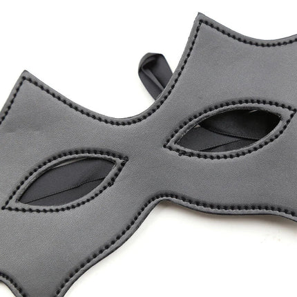 Eine schwarze katzenmaske aus leder mit sichtbaren nähte und augenausschnitten von ohmama fetish