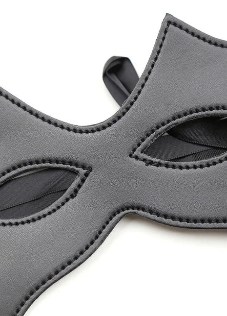 Eine schwarze katzenmaske aus leder mit sichtbaren nähte und augenausschnitten von ohmama fetish