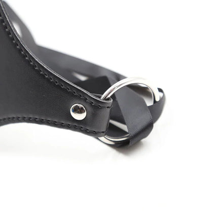 Schwarzer lederharnisch mit silbernem metallring und nieten im ohmama fetish katzenmaske design