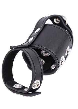 Schwarzes leder-wristcuff mit silbernen metallschnallen und nieten von ohmama fetish keuschheitshülle