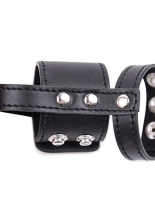 Schwarzes lederarmband ohmama fetish mit silbernen metallnieten und d-ring für keuschheitshülle