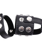 Schwarzes lederarmband mit silbernen metallnieten und druckknopfverschluss aus der ohmama fetish keuschheitshülle serie