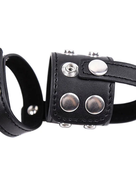 Schwarzes lederarmband mit silbernen metallnieten und druckknopfverschluss aus der ohmama fetish keuschheitshülle serie