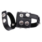 Schwarzes lederarmband mit silbernen metallnieten und druckknopfverschluss aus der ohmama fetish keuschheitshülle serie
