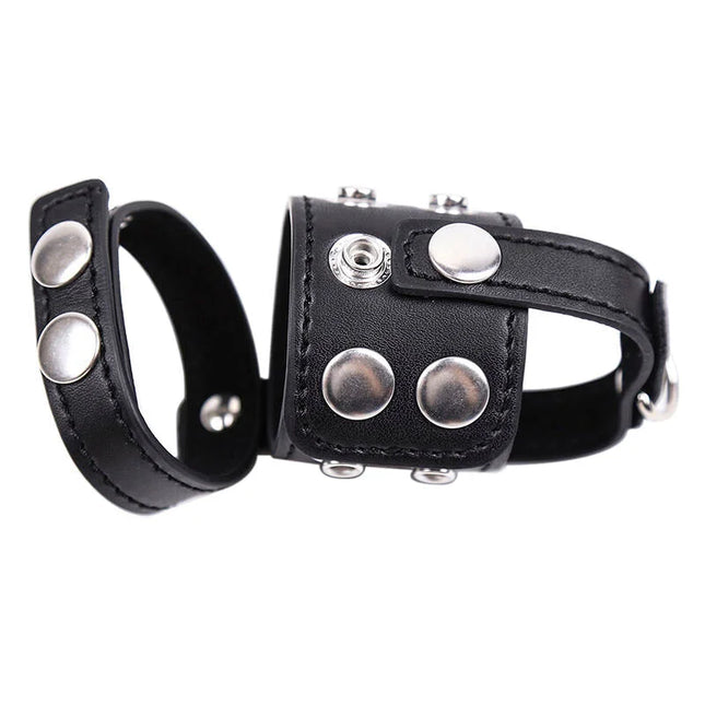 Schwarzes lederarmband mit silbernen metallnieten und druckknopfverschluss aus der ohmama fetish keuschheitshülle serie