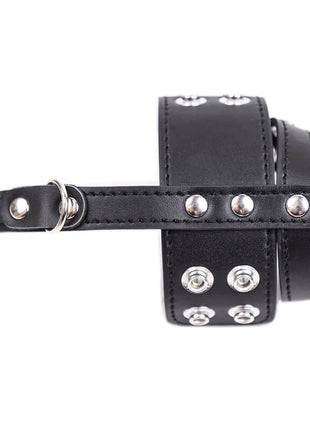 Ohmama fetish leder-keuschheitshülle mit schwarzem leder-armband und silbernen metalnieten sowie d-ring befestigung