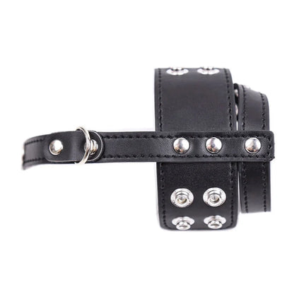 Ohmama fetish leder-keuschheitshülle mit schwarzem leder-armband und silbernen metalnieten sowie d-ring befestigung