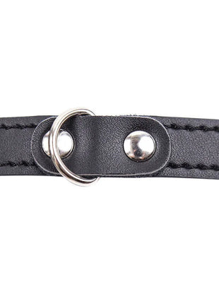 Schwarzes ohmama fetish keuschheitshülle aus leder mit silberfarbenem ring und nieten am hundehalsband