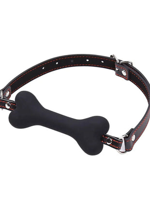Schwarzer knochengag mit rot gesteppten lederriemen und silbernem metallbeschlag von ohmama fetish