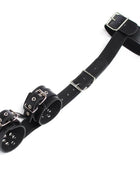 Schwarze lederarm- und beingurtfesseln von ohmama fetish mit silbernen metallverschlüssen und ösen