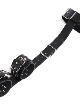 Schwarze lederarm- und beingurtfesseln von ohmama fetish mit silbernen metallverschlüssen und ösen