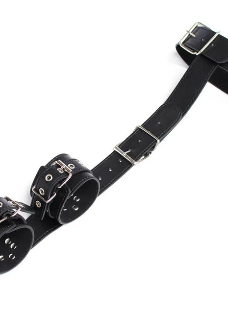 Schwarze lederarm- und beingurtfesseln von ohmama fetish mit silbernen metallverschlüssen und ösen