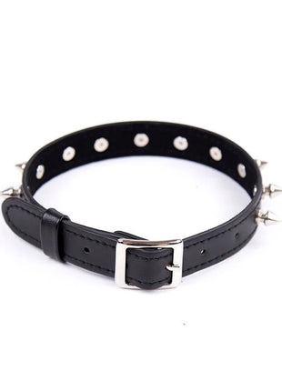 Schwarzes ohmama fetish lederhalsband mit silbernen metallspikes und passender schnalle