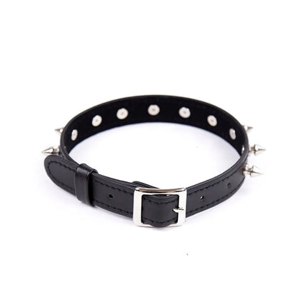 Schwarzes ohmama fetish lederhalsband mit silbernen metallspikes und passender schnalle