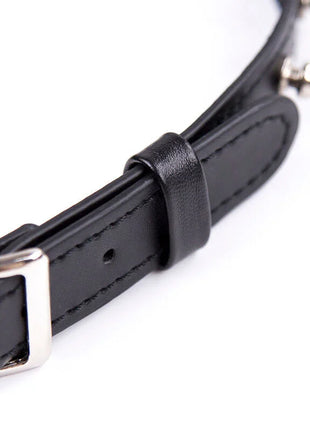 Schwarzes ohmama fetish lederhalsband mit silbernen metallspikes und glänzender silberner schnalle