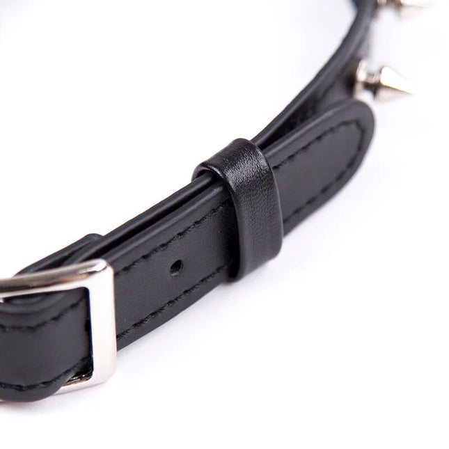 Schwarzes ohmama fetish lederhalsband mit silbernen metallspikes und glänzender silberner schnalle