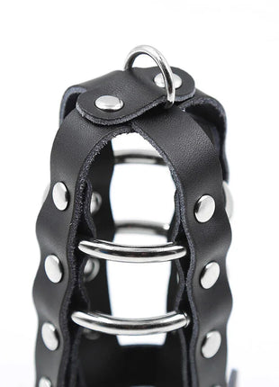 Schwarzes ohmama fetish lederhalsband mit silbernen metallnieten und d-ringen für bdsm zwecke