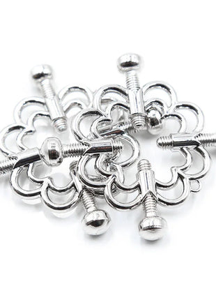 Silberfarbene metallische blumenclips ohmama fetish mit kleeblattdesign und gewindeschrauben sichtbar auf der rückseite