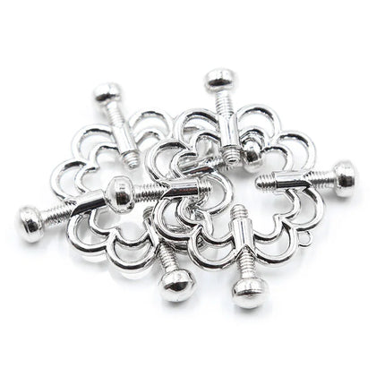Silberfarbene metallische blumenclips ohmama fetish mit kleeblattdesign und gewindeschrauben sichtbar auf der rückseite