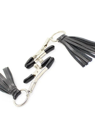 Schwarzer leder-taschenanhänger mit silbernen clips und quasten von ohmama fetish nippe labdeckungen